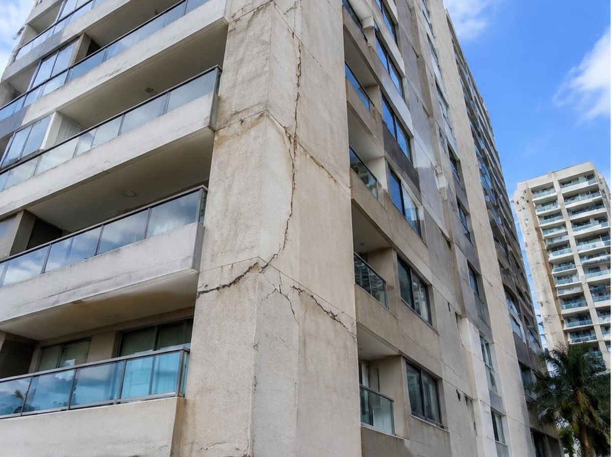 Fissuras na fachada antes do serviço